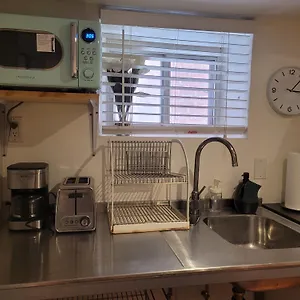  Guest house Charming Basement With Private Entrance Near Subway, Koreatown & Uoft